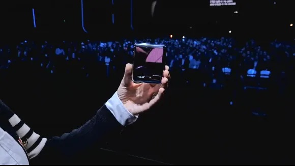 縦に折りたたむSamsung「Galaxy Z Flip」は20万回